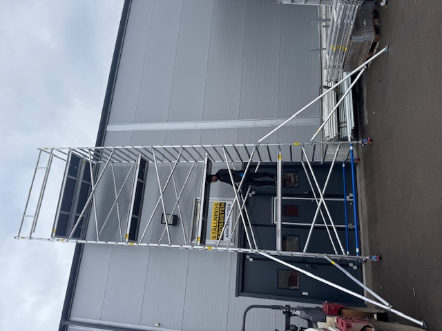 Byggställning 8 m Alufase rullställning modell 300 Bred